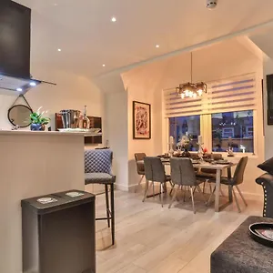 The Hepburn - Floor - Luxury For Up To 6 Guests Near Open Air Theatre And North Bay Scarborough